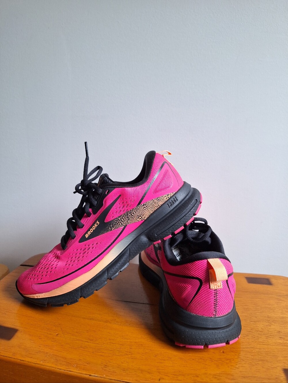 Brooks Women's Trace 3 Pink Glo/Black/Orange Size 7.5B - Picture 9 of 13
